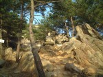 韓国・慶州・山肌に張り付いている岩にも仏像が彫られている