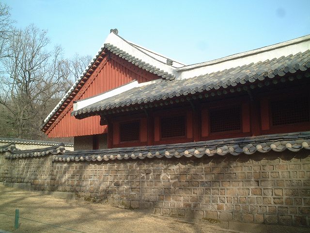 韓国・ソウル・宗廟・裏から見た永寧殿の写真の写真