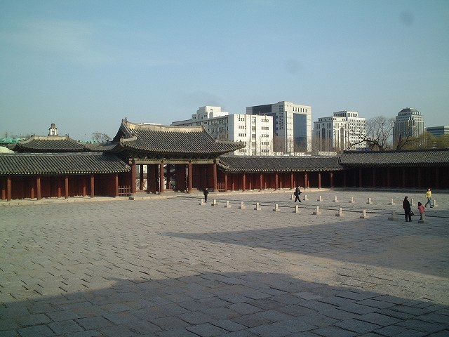 韓国・ソウル・昌慶宮・明政門と回廊の写真の写真