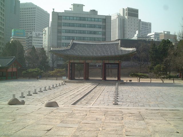韓国・ソウル・徳寿宮・中和殿から見る中和門の写真の写真