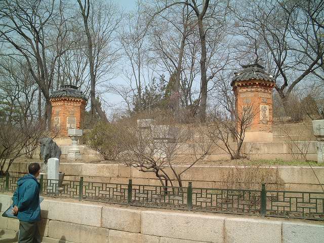 韓国・ソウル・景福宮・峨嵋山と交泰殿のオンドルにつながる煙突の写真の写真