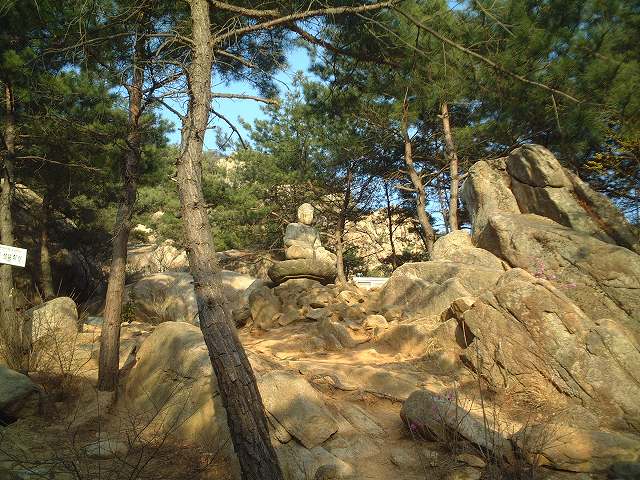 韓国・慶州・山肌に張り付いている岩にも仏像が彫られているの写真の写真