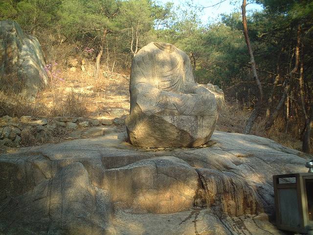 韓国・慶州・三陵谷の頭と手がない石仏坐像の写真の写真