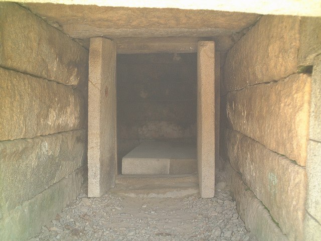 韓国・慶州・大陵苑・九政洞方形墳の内部の写真の写真