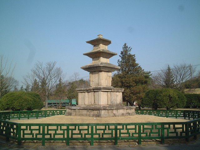 韓国・慶州・大陵苑・九政洞三層石塔の写真の写真