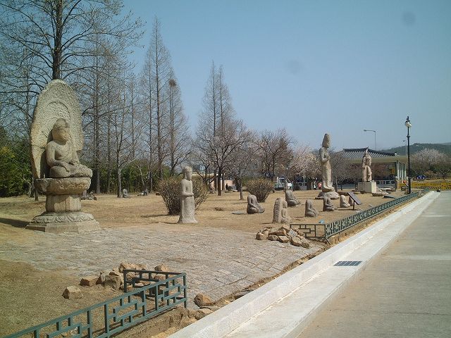 韓国・慶州・国立慶州博物館・屋外の仏像の写真の写真