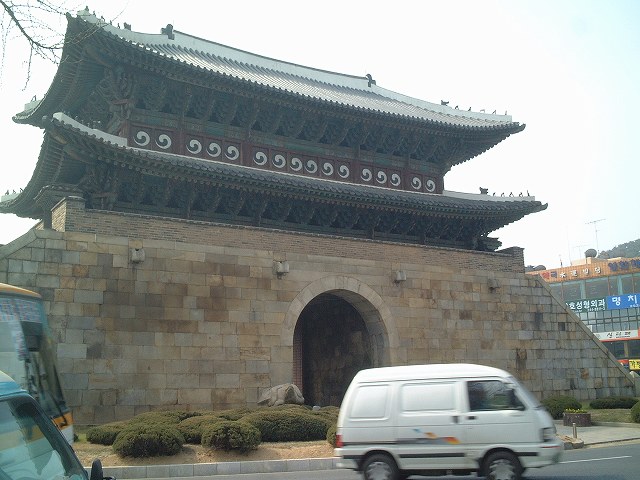韓国・水原・華城・八達門・中に入るの写真の写真