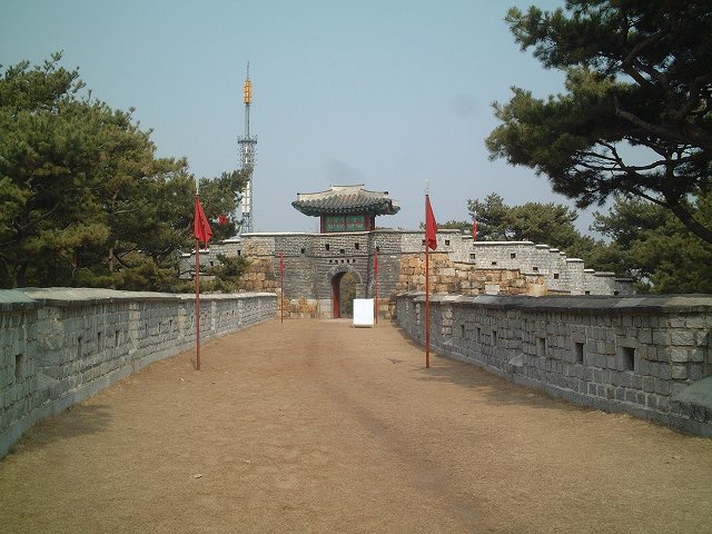 韓国・水原・華城・遠くに西南暗門が見えるの写真の写真