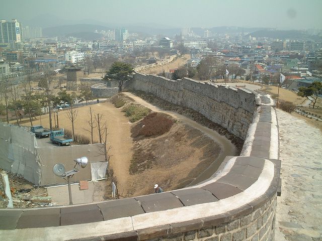 韓国・水原・華城・城壁が続くの写真の写真
