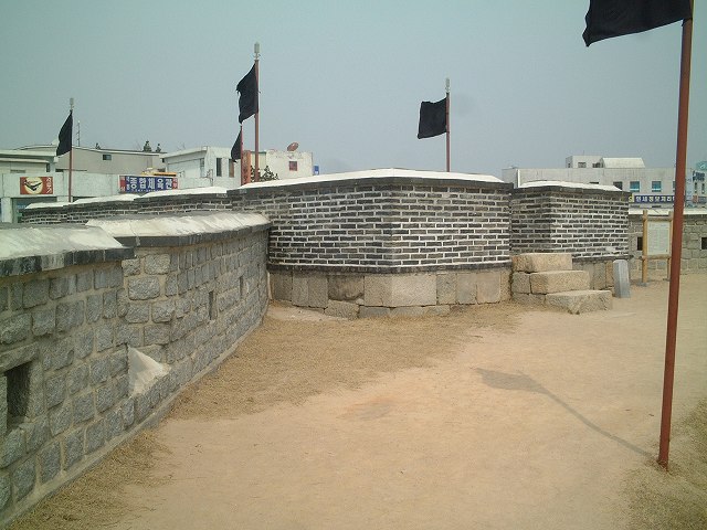 韓国・水原・華城・長安門付近の城壁の写真の写真