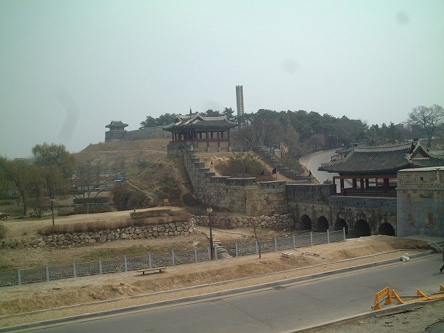 韓国・水原・華城・手前から華虹門・訪花隋柳亭・ 東北舗楼の写真の写真