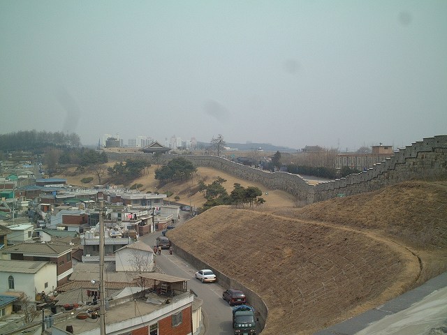 韓国・水原・華城・城壁の外に広がる街の写真の写真