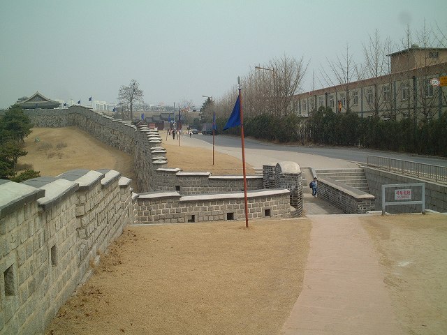 韓国・水原・華城・城壁の途中には橋がかかるの写真の写真
