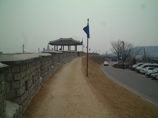 韓国・水原・華城・城壁と東一舗楼の写真の写真