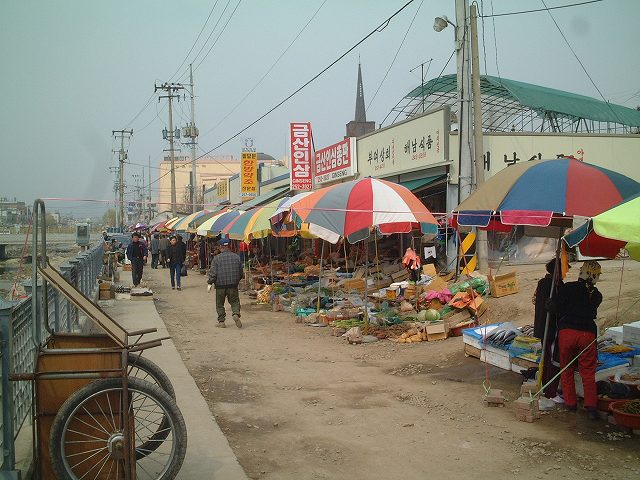 韓国・水原・裏通りの商店街の写真の写真
