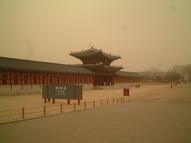 韓国・ソウル・黄砂で一面が真黄色のソウルの写真の写真