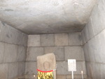 特別史跡・文殊院西古墳・天井は大きな一枚岩