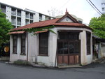 重要文化財・奈良女子大学 (旧奈良女子高等師範学校)の向かいにある建物