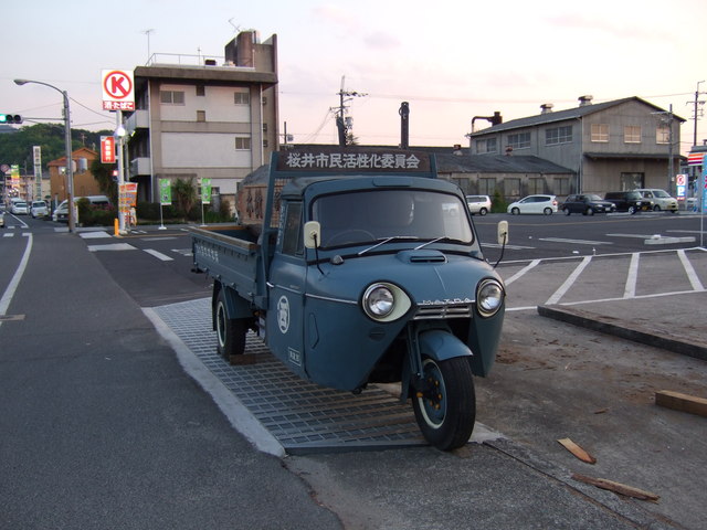 三輪トラック・突然現れた三輪トラックの写真の写真