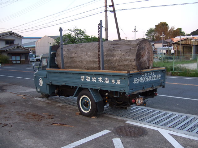 三輪トラック・後ろから見ると普通のトラックだがの写真の写真