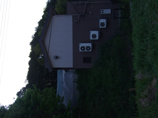 特別史跡・山沿いに建つキトラ古墳の覆屋の写真の写真