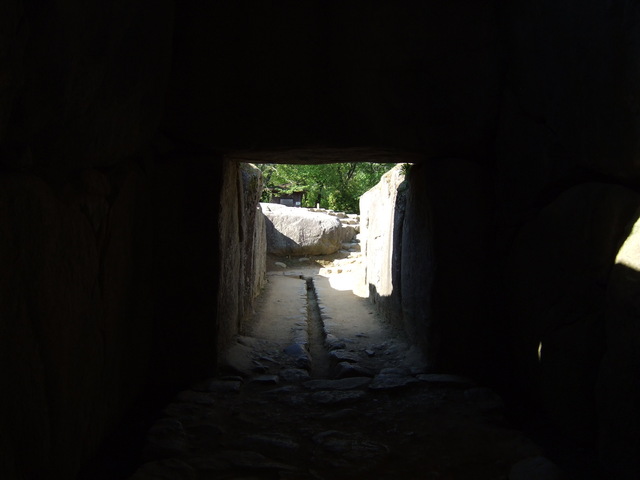 特別史跡・石舞台古墳・石室内部から見る入り口の写真の写真