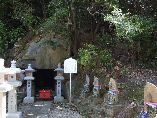 史跡・文殊院東古墳・正面の山が古墳の写真の写真