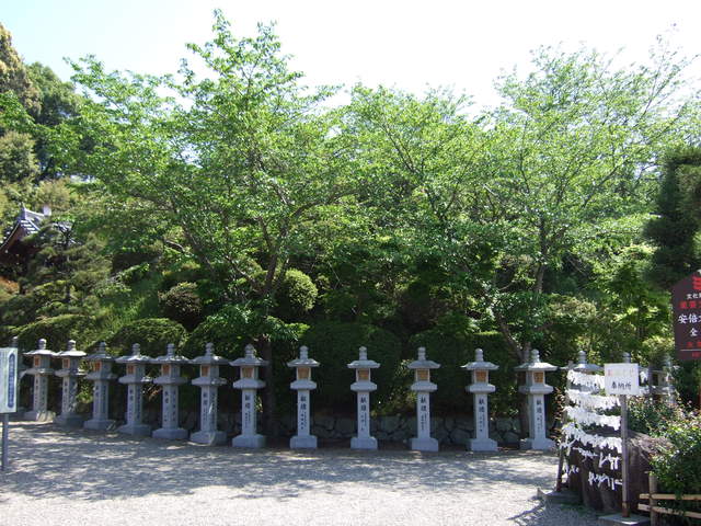 特別史跡・文殊院西古墳・古墳が灯篭で囲まれているの写真の写真