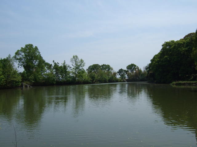 特別史跡・巣山古墳・堀で囲まれた前方後円墳の写真の写真