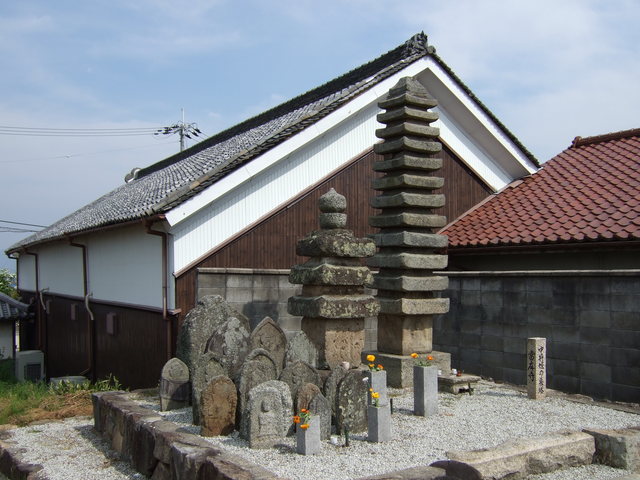 五輪塔と石造十三重塔の写真の写真