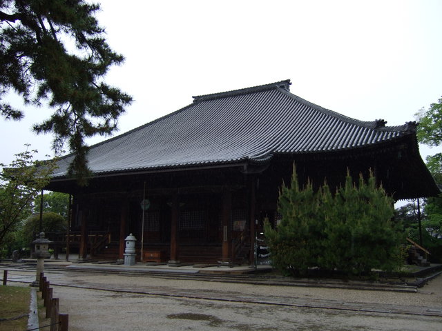 西大寺・雨の日の本堂の写真の写真