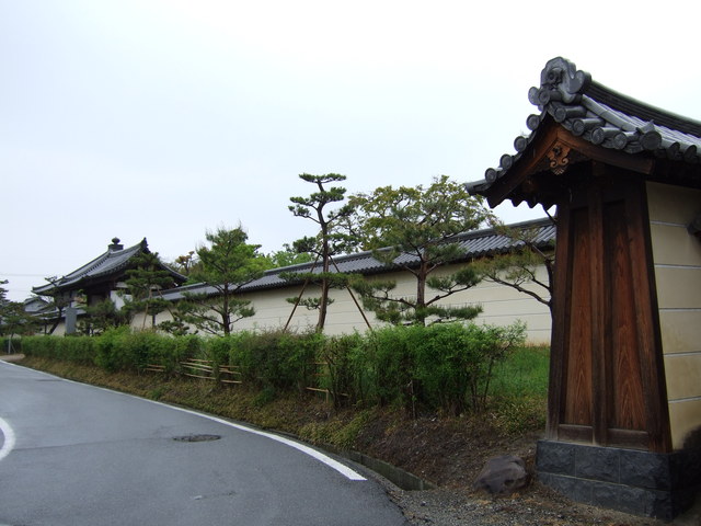 法華寺・東門から続く築地塀の写真の写真