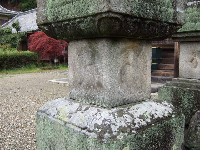 圓福寺・仏様が彫られた珍しい宝篋印塔の写真の写真
