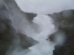 ミュダール〜フロム(フロム鉄道)・水しぶきが跳ね上がるショース滝