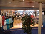 船(DFDS)・洋服も売られている