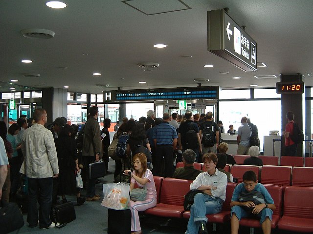 成田空港のロビーの写真の写真