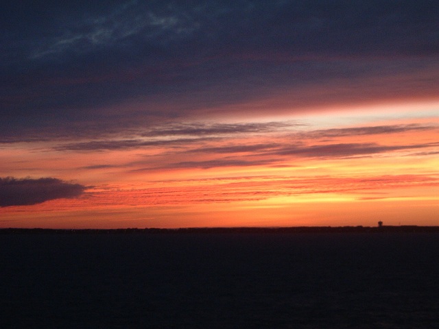 船(DFDS)・朝焼けの写真の写真