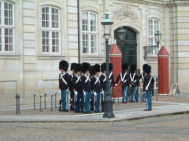 デンマーク王国・熊の毛皮の帽子をかぶった衛兵の写真の写真