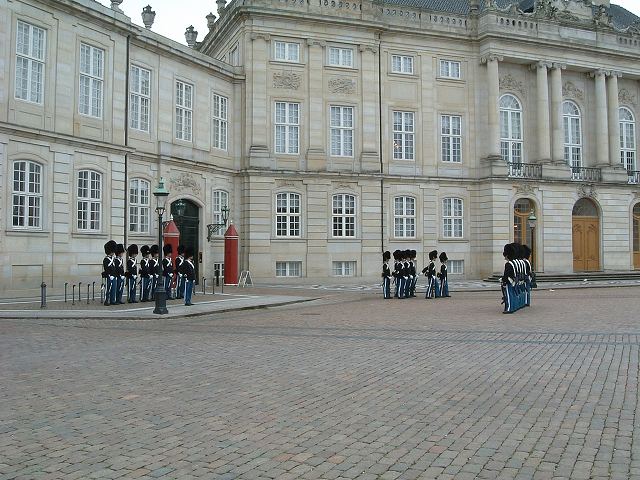 デンマーク王国・任務を終わる衛兵と任務を始める衛兵が向きあうの写真の写真