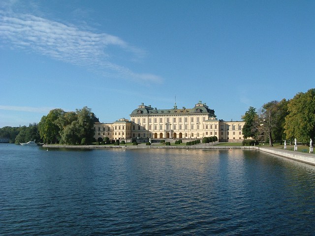 ドロットニングホルム宮殿・湖の向こうに見える宮殿の写真の写真