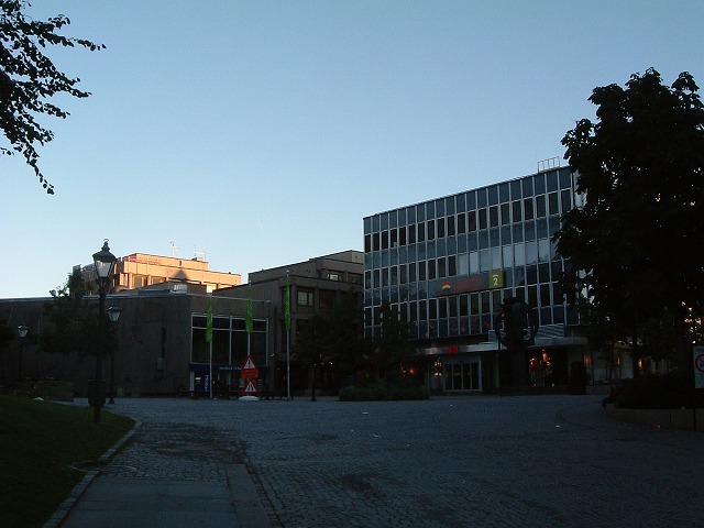 スタバンガー・場違いにも思える近代的なビルの写真の写真