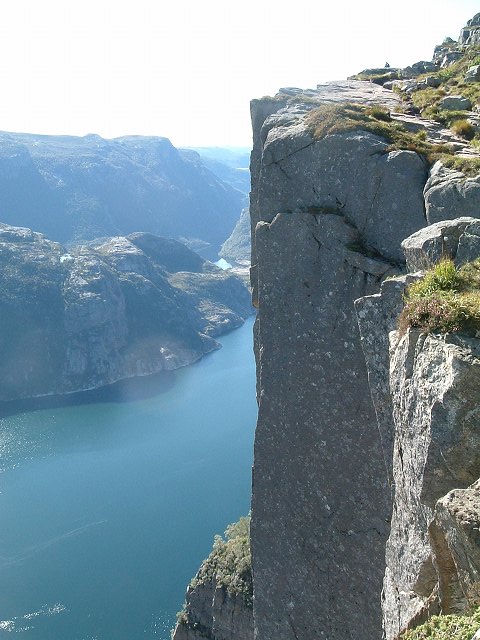 リーセフィヨルド・プレーケストレーンは水面からまっすぐ上に伸びているの写真の写真