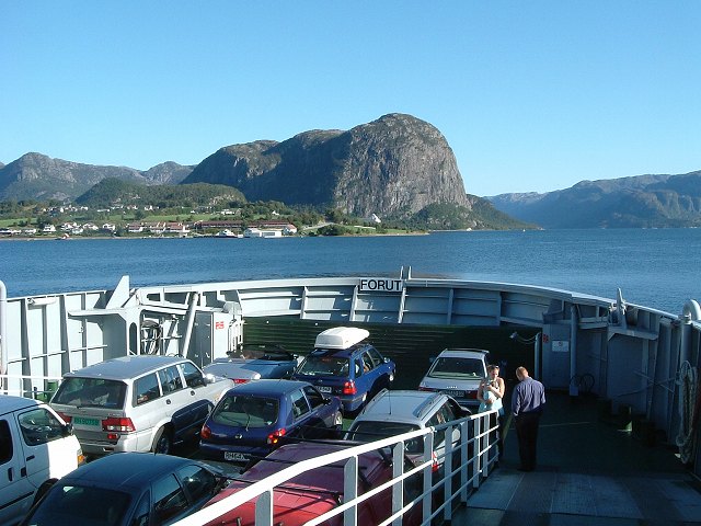 リーセフィヨルド〜スタバンガー・車が所狭しと並ぶの写真の写真