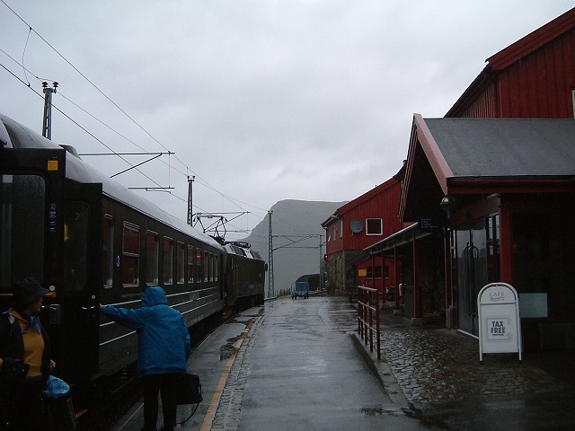 フロム〜(フロム鉄道)〜ミュダール・ミュダール駅のホームの写真の写真