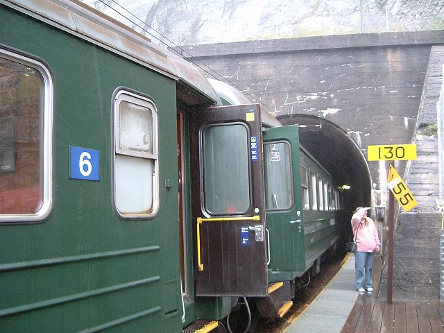 ノルウェー・ミュダール〜フロム(フロム鉄道)・トンネルの中に停車の写真の写真