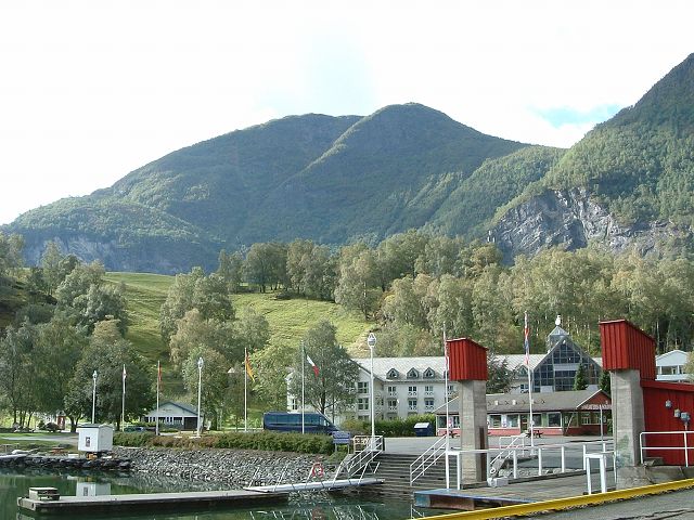 フロム(フロム鉄道)・駅からみえる山の写真の写真