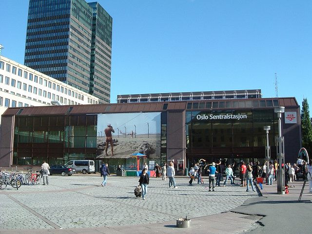 オスロ・オスロ中央駅前広場の写真の写真