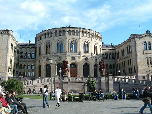 オスロ・正面から見る国会議事堂の写真の写真