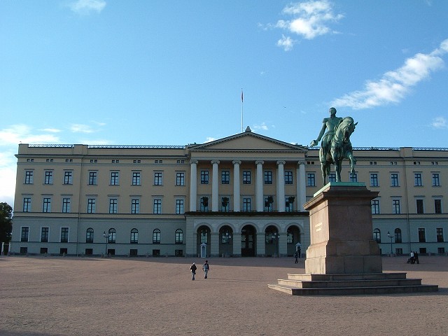 オスロ・王宮とカール・ヨハン像の写真の写真