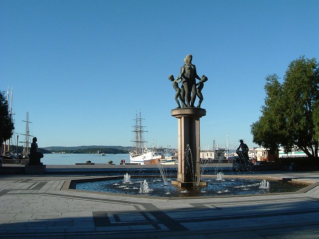 オスロ・市庁舎前広場のモニュメントの写真の写真